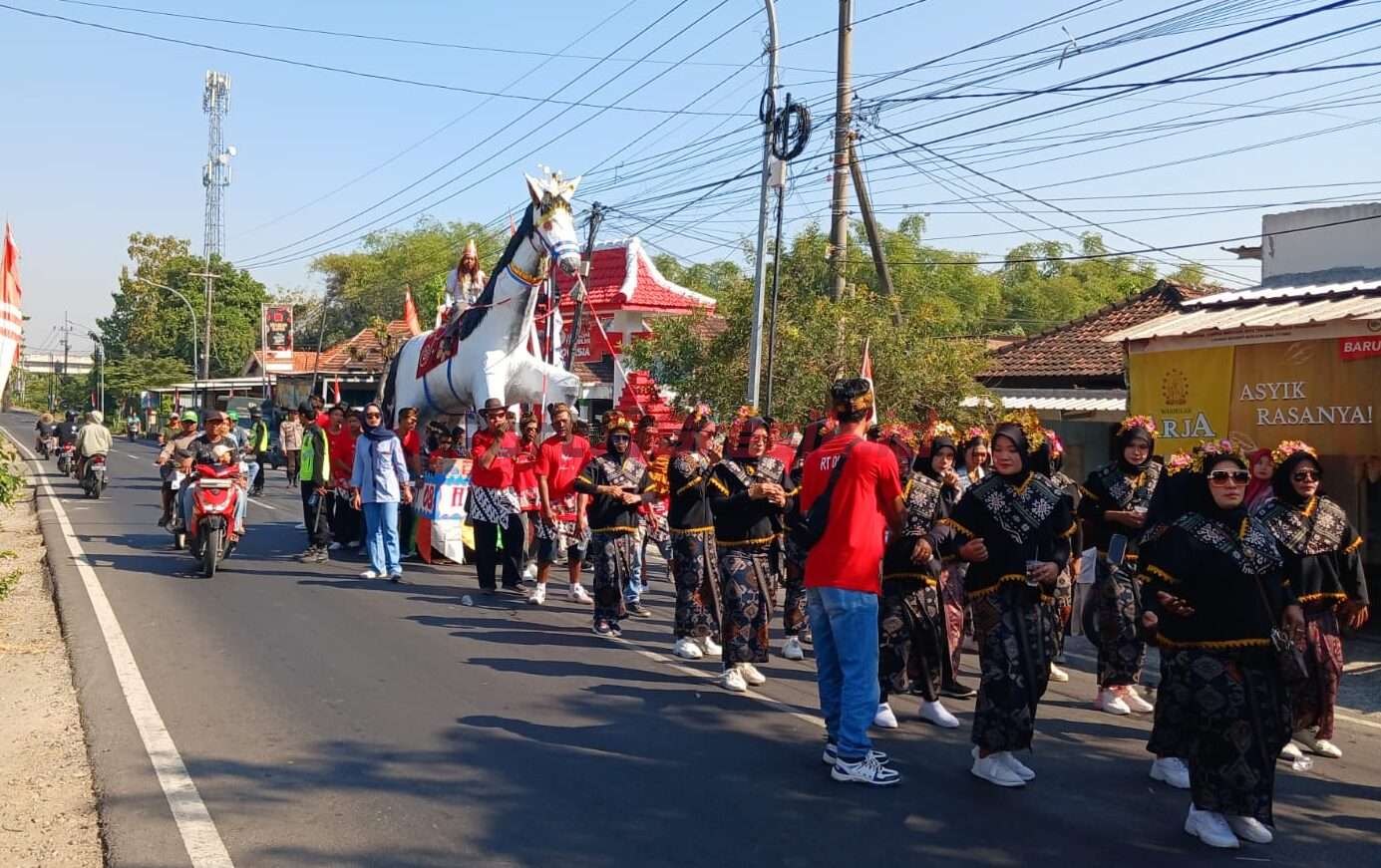 Karnaval budaya Desa Tanjung Kecamatan Kedamean dalam rangka memperingati HUT RI ke 79, Minggu (25/8/2024).
