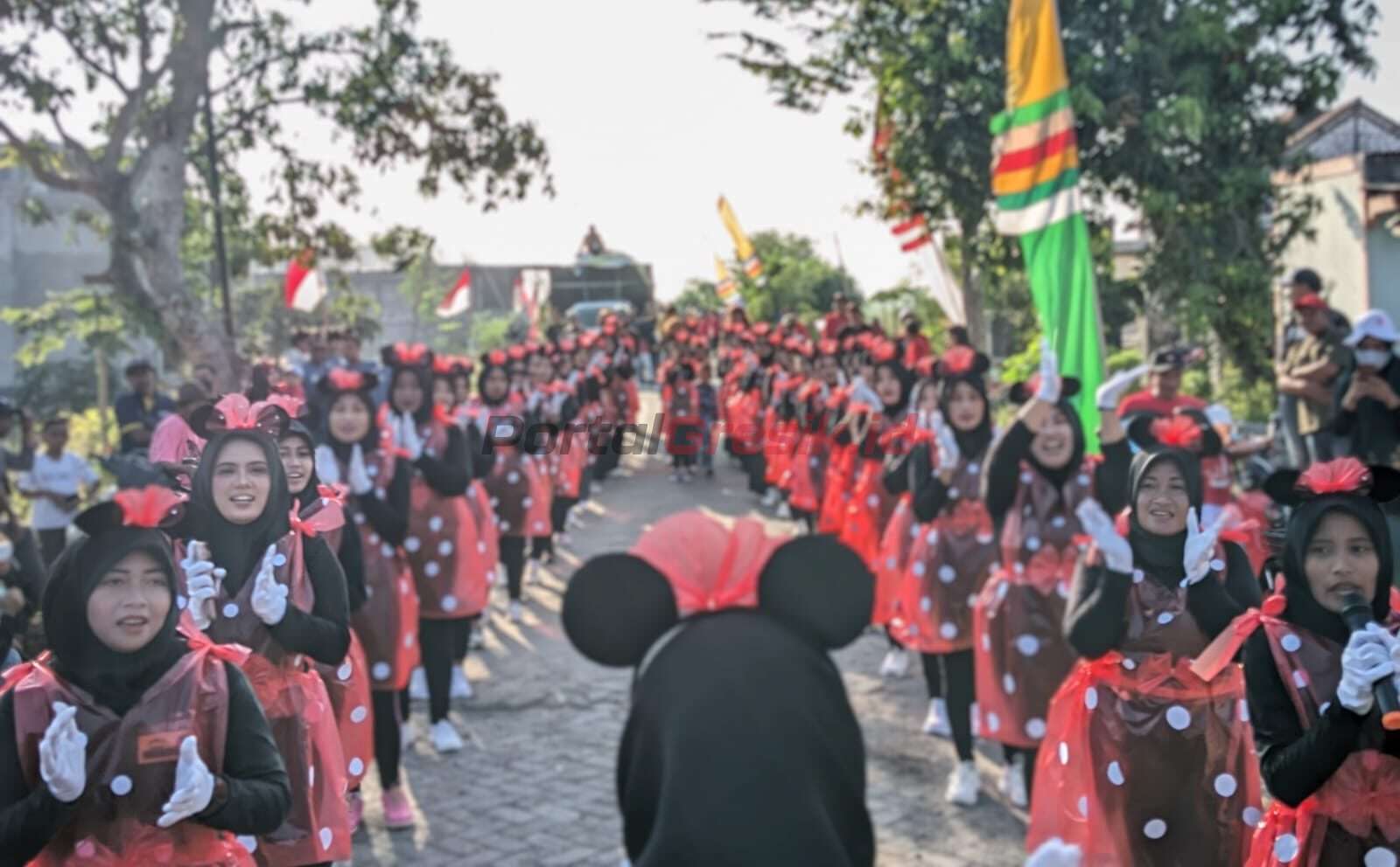 Pemdes Desa Tulung, Kecamatan Kedamean menggelar kegiatan karnaval dan jalan sehat, Minggu (23/08/2024).