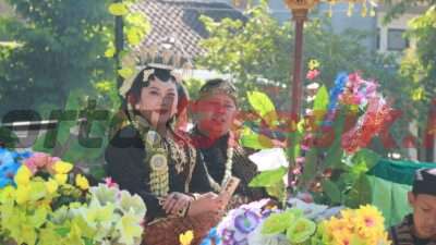 Kades Domas Sri Retnowati, saat meramaikan dan mengikuti pawai budaya dengan mengendarai kereta kencana.