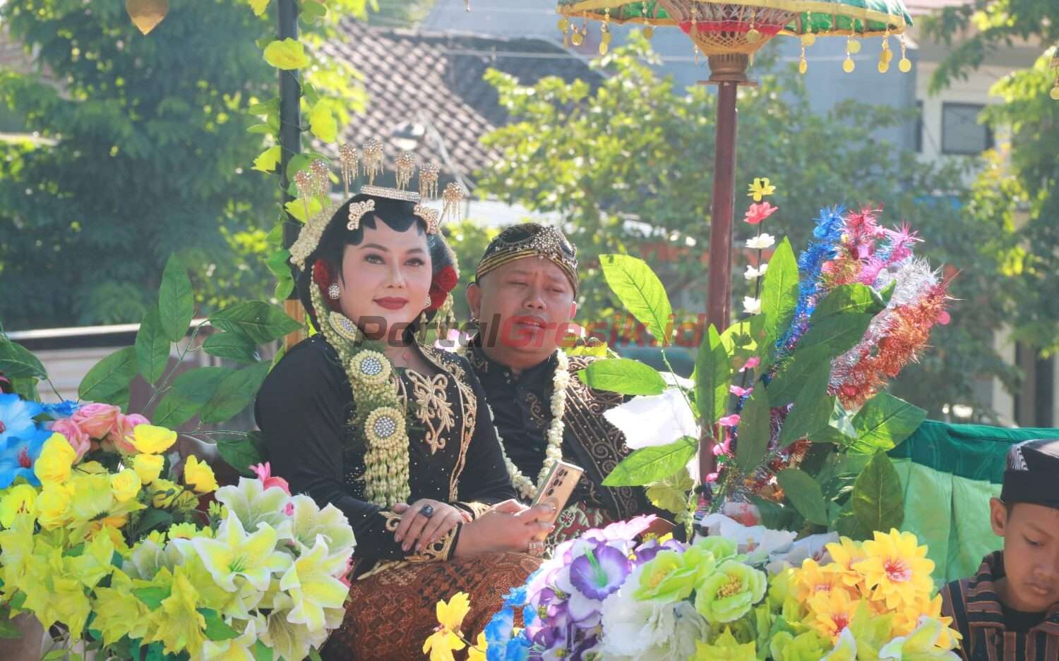 Kades Domas Sri Retnowati, saat meramaikan dan mengikuti pawai budaya dengan mengendarai kereta kencana.