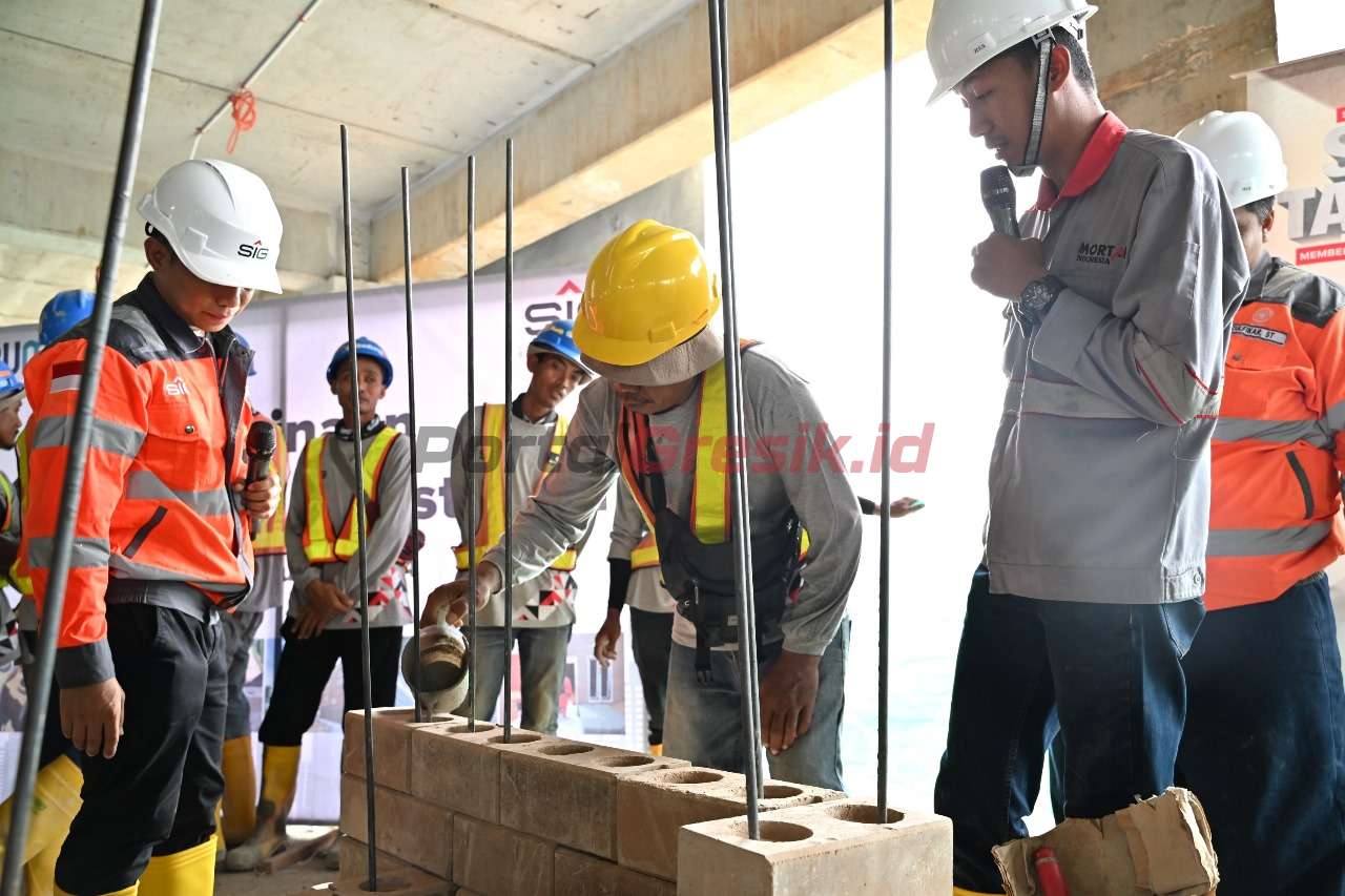 Peserta pelatihan tenaga konstruksi SIG praktik mengaplikasikan produk bata interlock di IKN, pada 13 Agustus 2024.