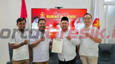 Pasangan Fandi Akhmad Yani dan dr. Asluchul Alif saat menerima surat rekomendasi untuk maju sebagai Calon Bupati (Cabup) – Calon Wakil Bupati (Cawabup) di Pilkada 2024.