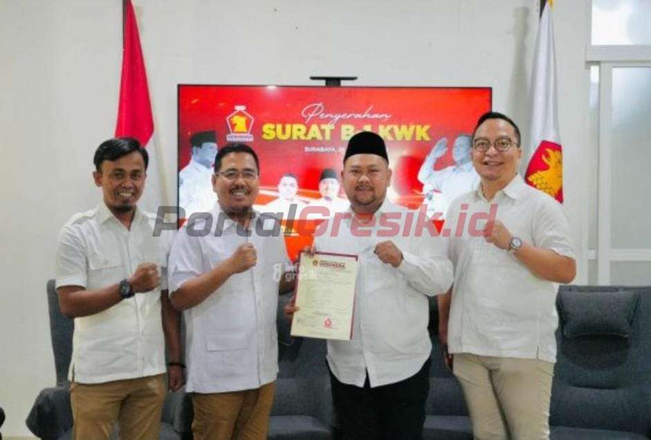 Pasangan Fandi Akhmad Yani dan dr. Asluchul Alif saat menerima surat rekomendasi untuk maju sebagai Calon Bupati (Cabup) – Calon Wakil Bupati (Cawabup) di Pilkada 2024.