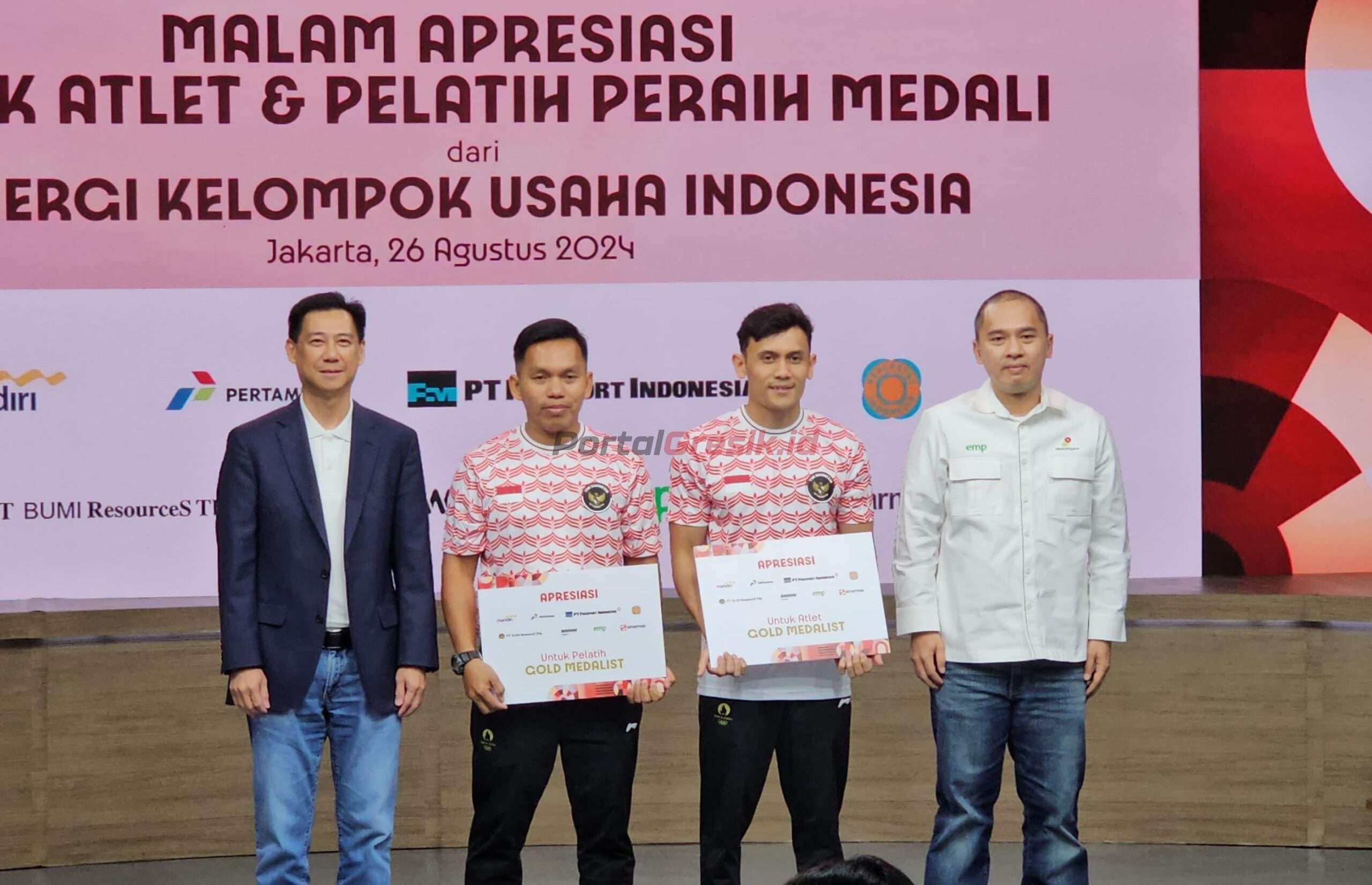 Foto Bersama (Kiri – Kanan) Wakil Presiden DirekturPTFI Jenpino Ngabdi, Pelatih Hendra Basir, Veddriq Leonardo dan Direktur EMP Syailendra Bakrie di gedung Convergence Indonesia Epicentrum Jakarta, Senin (26/8).