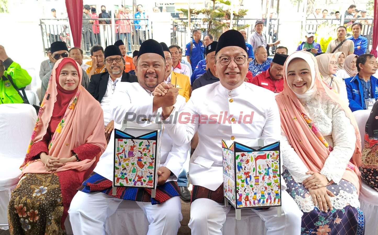 Pasangan Calon (Paslon) Cabup-Cawabup Yani-Alif saat mendaftar ke KPU Gresik, Selasa (27/08/2024).