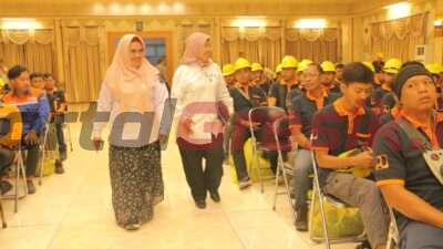 Wabup Gresik saat menghadiri pembekalan dan uji kompetensi Sertifikasi Kompetensi Kerja (SKK) tukang bangunan gedung, tukang las dan operator excavator di gedung Mandala Bakti Praja Kantor Pemerintah Kabupaten Gresik, Rabu, (28/8/2024).