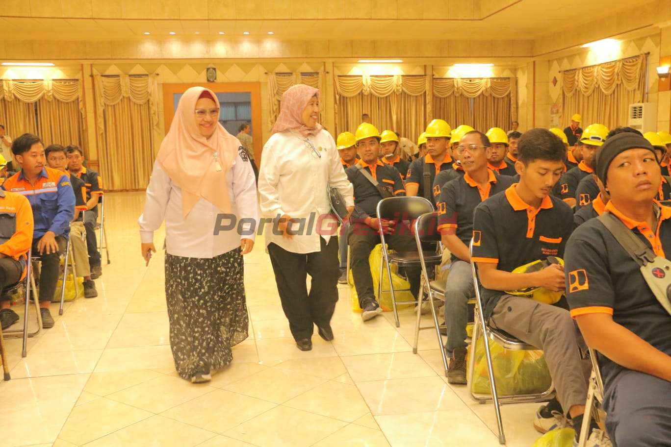 Wabup Gresik saat menghadiri pembekalan dan uji kompetensi Sertifikasi Kompetensi Kerja (SKK) tukang bangunan gedung, tukang las dan operator excavator di gedung Mandala Bakti Praja Kantor Pemerintah Kabupaten Gresik, Rabu, (28/8/2024).