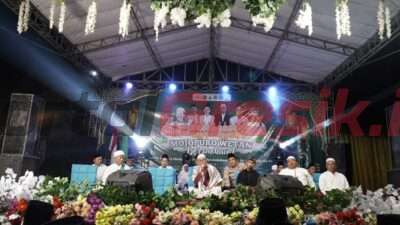 Pemdes Mojopurowetan, Kecamatan Bungah, Kabupaten Gresik menggelar sholawatan dan doa bersama dalam rangka memperingati HUT Kemerdekaan RI ke-79, pada Senin (278/2024).