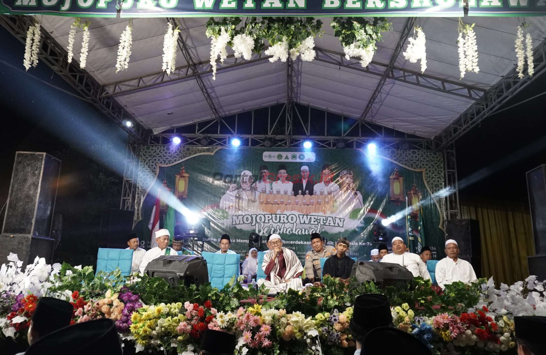 Pemdes Mojopurowetan, Kecamatan Bungah, Kabupaten Gresik menggelar sholawatan dan doa bersama dalam rangka memperingati HUT Kemerdekaan RI ke-79, pada Senin (278/2024).