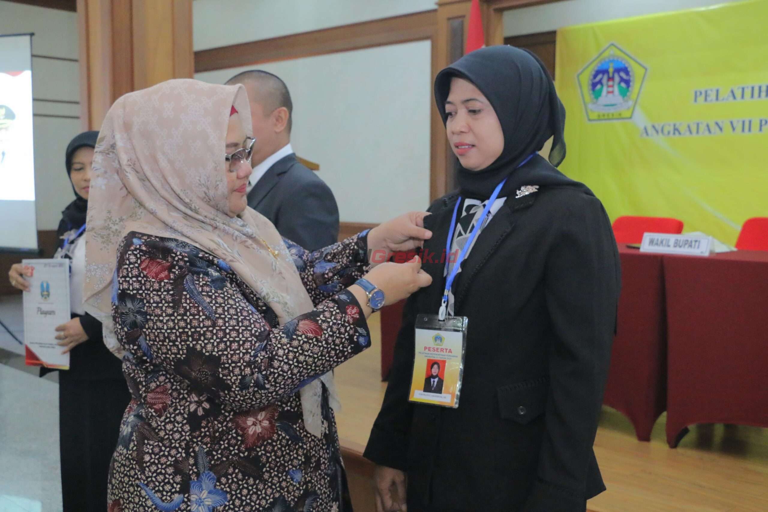 Wakil Bupati Gresik Aminatun Habibah menutup Pelatihan Kepemimpinan Pengawas (PKP) Angkatan VII di lingkungan Pemerintah Kabupaten Gresik. Penutupan pelatihan yang digelar di Hotel Saptanawa pada Kamis (29/8/2024)