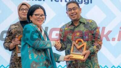 Staf Ahli Bidang Keuangan dan Pengembangan UMKM Kementerian BUMN, Loto Srinaita Ginting menyerahkan penghargaan PaDi UMKM Expo & Conference Award 2024 kepada Direktur Supply Chain SIG, Yosviandri di kantor Kementerian BUMN pada Selasa (27/8).