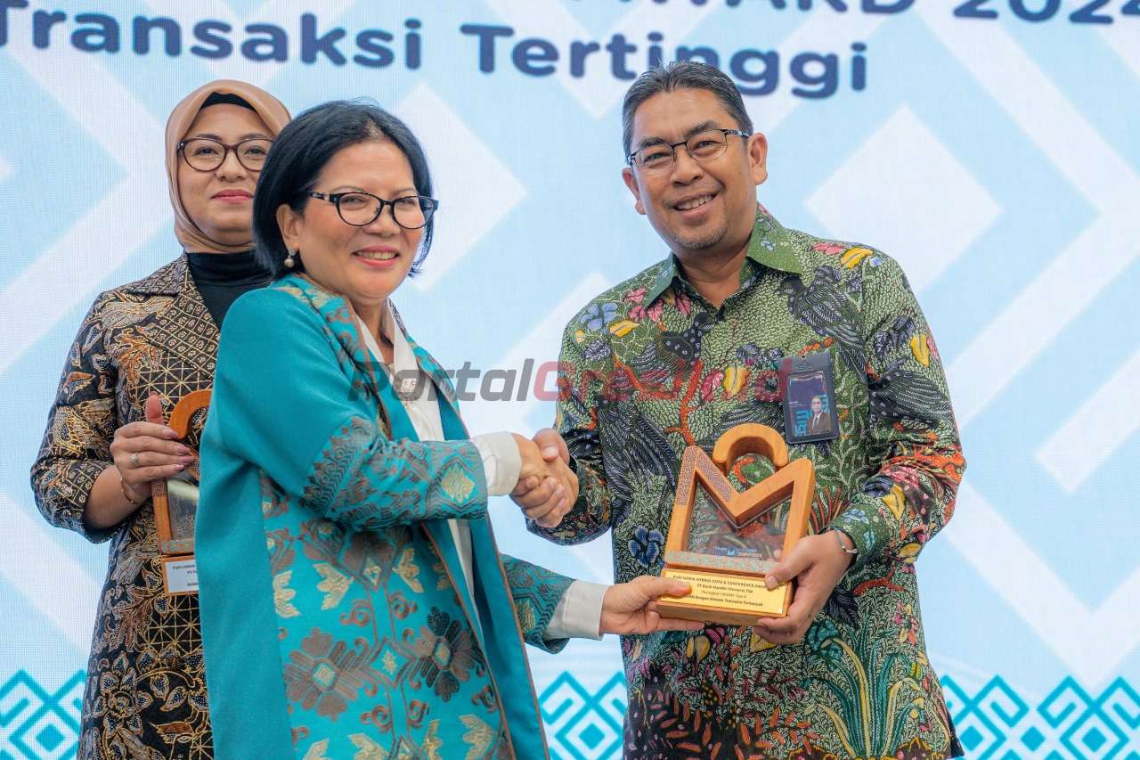 Staf Ahli Bidang Keuangan dan Pengembangan UMKM Kementerian BUMN, Loto Srinaita Ginting menyerahkan penghargaan PaDi UMKM Expo & Conference Award 2024 kepada Direktur Supply Chain SIG, Yosviandri di kantor Kementerian BUMN pada Selasa (27/8).