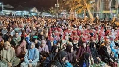 Ribuan Warga Ikuti Sholawat Bareng Hamed Uye dan Makan 300 Nasi Tumpeng di Desa Pangkahwetan
