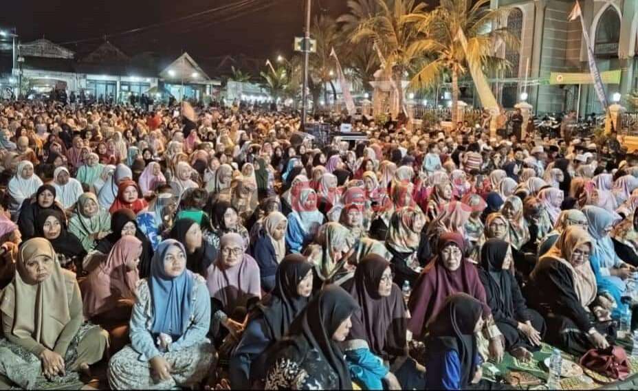 Warga Desa Pangkahwetan saat Ikuti Sholawat Bareng Hamed Uye dan di lapangan Alun-alun Masjid Jamik Ainul Yaqin, Kamis (29/8/2024) malam.