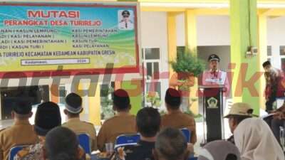 Kades Surianto saat memberikan arahan alam kegiatan mutasi jabatan perngkat Desa Turirejo di Pendopo Balai Desa Turirejo Kecamatan Kedamean Kabupaten Gresik, Jumat (30/8/2024)