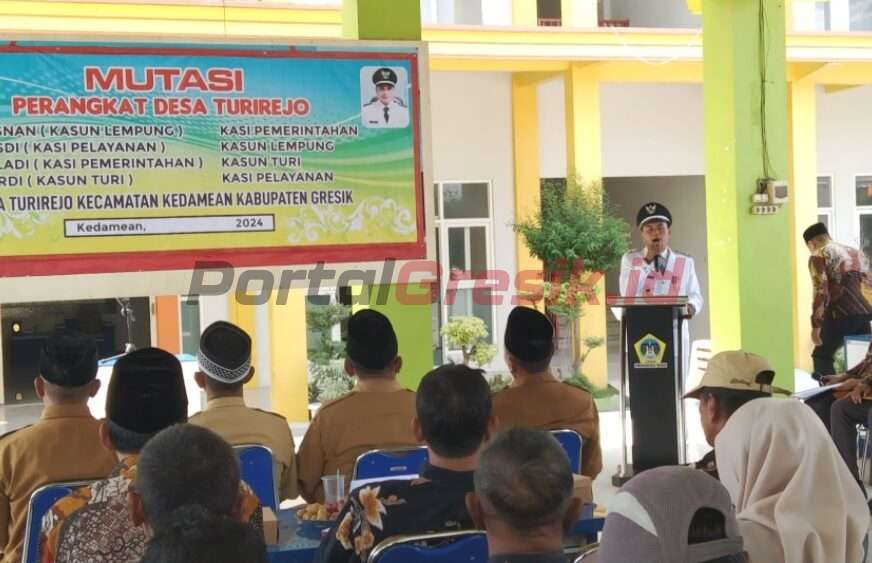 Kades Surianto saat memberikan arahan alam kegiatan mutasi jabatan perngkat Desa Turirejo di Pendopo Balai Desa Turirejo Kecamatan Kedamean Kabupaten Gresik, Jumat (30/8/2024)