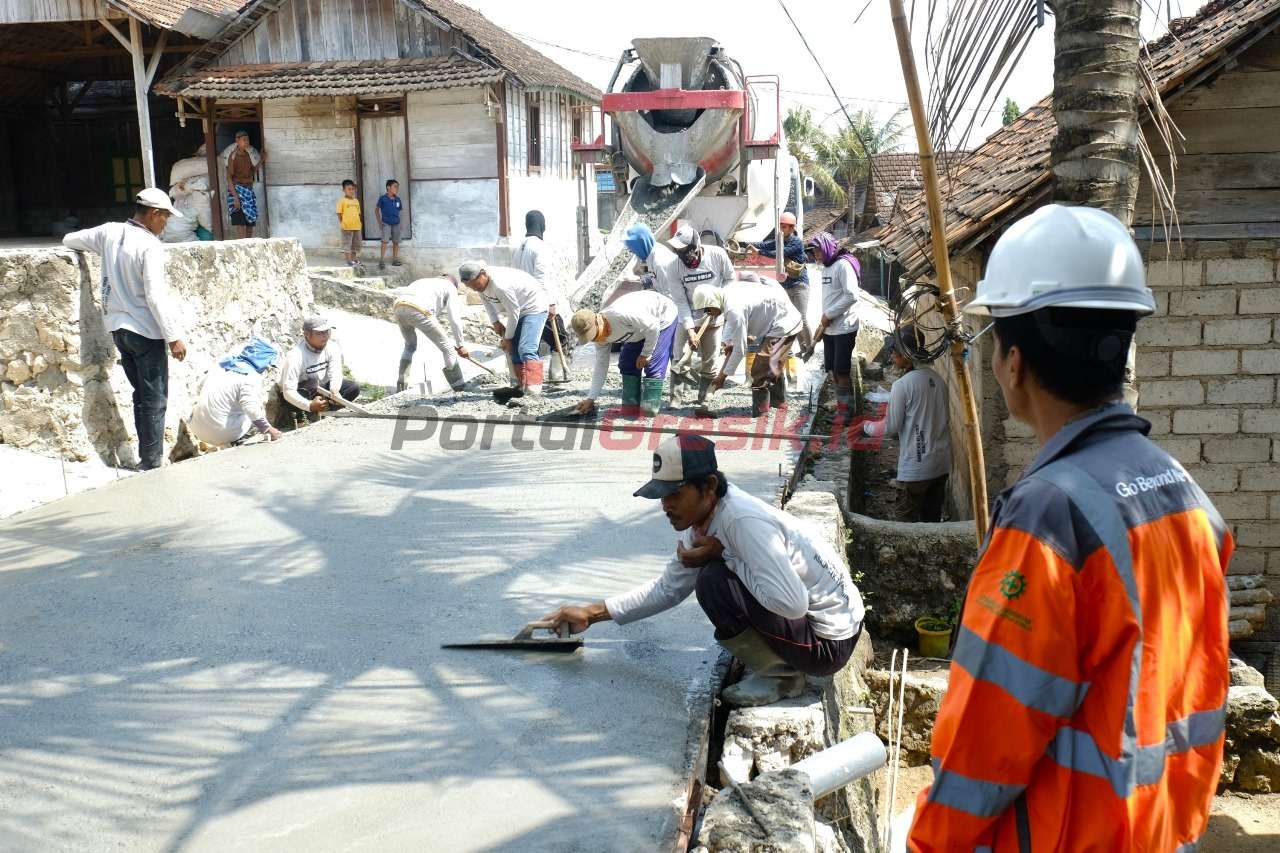 Pembangunan jalan beton di jalan Desa Tegaldowo, Kecamatan Gunem, Kabupaten Rembang, Jawa Tengah.