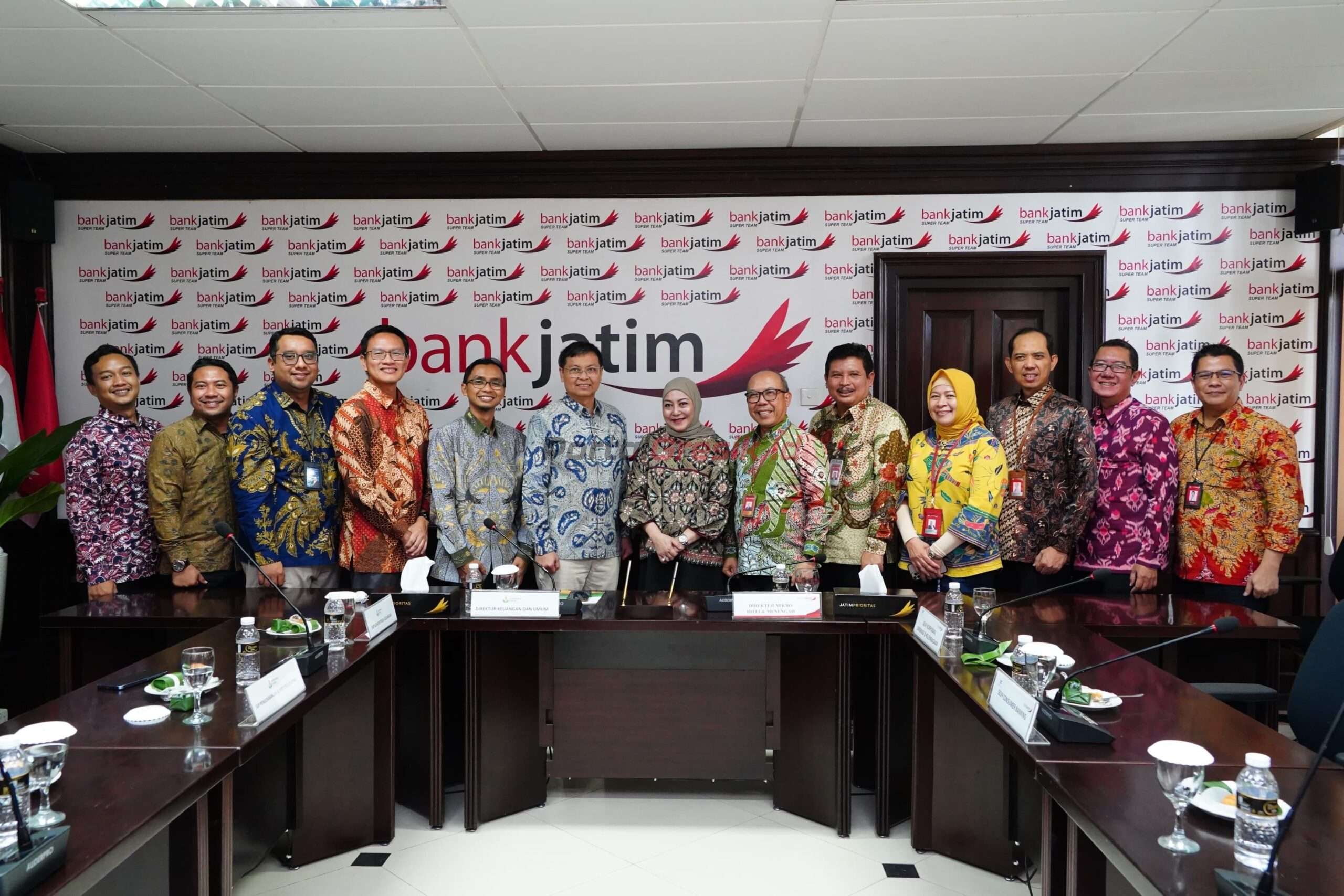 Petrokimia Gresik dan Bank Jatim usai penandatanganan _Perjanjian Kredit Investasi Phonska V_ di Surabaya