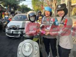 Srikandi Bhayangkara Polres Gresik Maniskan Pagi dengan Senyuman dan Cokelat