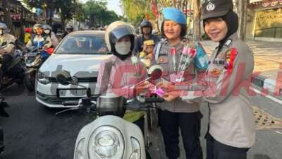 Srikandi Bhayangkara Polres Gresik memberikan semangat pagi kepada warga yang hendak melakukan aktivitas pada Sabtu (31/08/2024) pagi