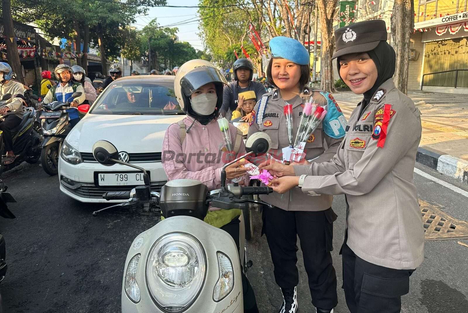 Srikandi Bhayangkara Polres Gresik memberikan semangat pagi kepada warga yang hendak melakukan aktivitas pada Sabtu (31/08/2024) pagi