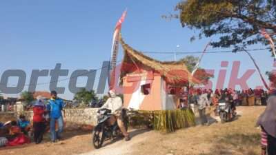 Ogoh-ogoh Replika Warung Kopi di karnaval dalam rangka memperingati HUT RI ke-79 di lapangan Desa Bulangan, Sabtu (31/8/2024).