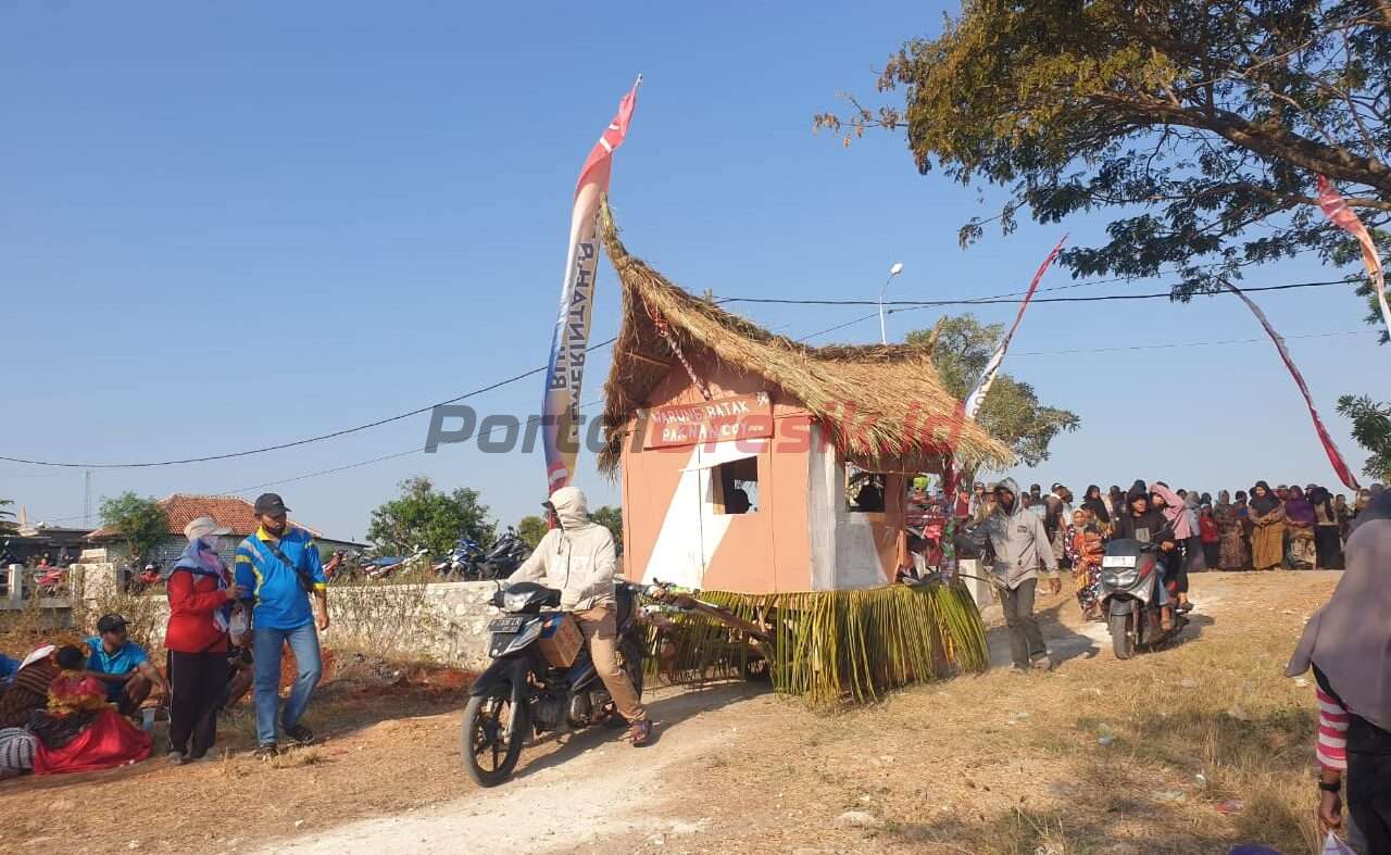 Ogoh-ogoh Replika Warung Kopi di karnaval dalam rangka memperingati HUT RI ke-79 di lapangan Desa Bulangan, Sabtu (31/8/2024).