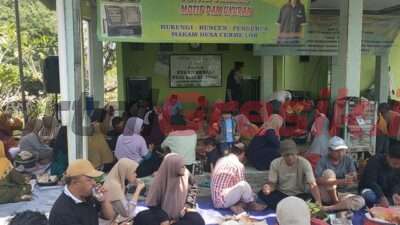 Warga Cerme Lor saat Doa Bersama di Pesarean Eyang Senari, Sabtu (30/08/2024).