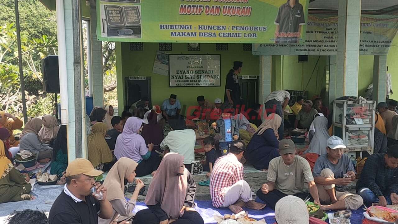 Warga Cerme Lor saat Doa Bersama di Pesarean Eyang Senari, Sabtu (30/08/2024).
