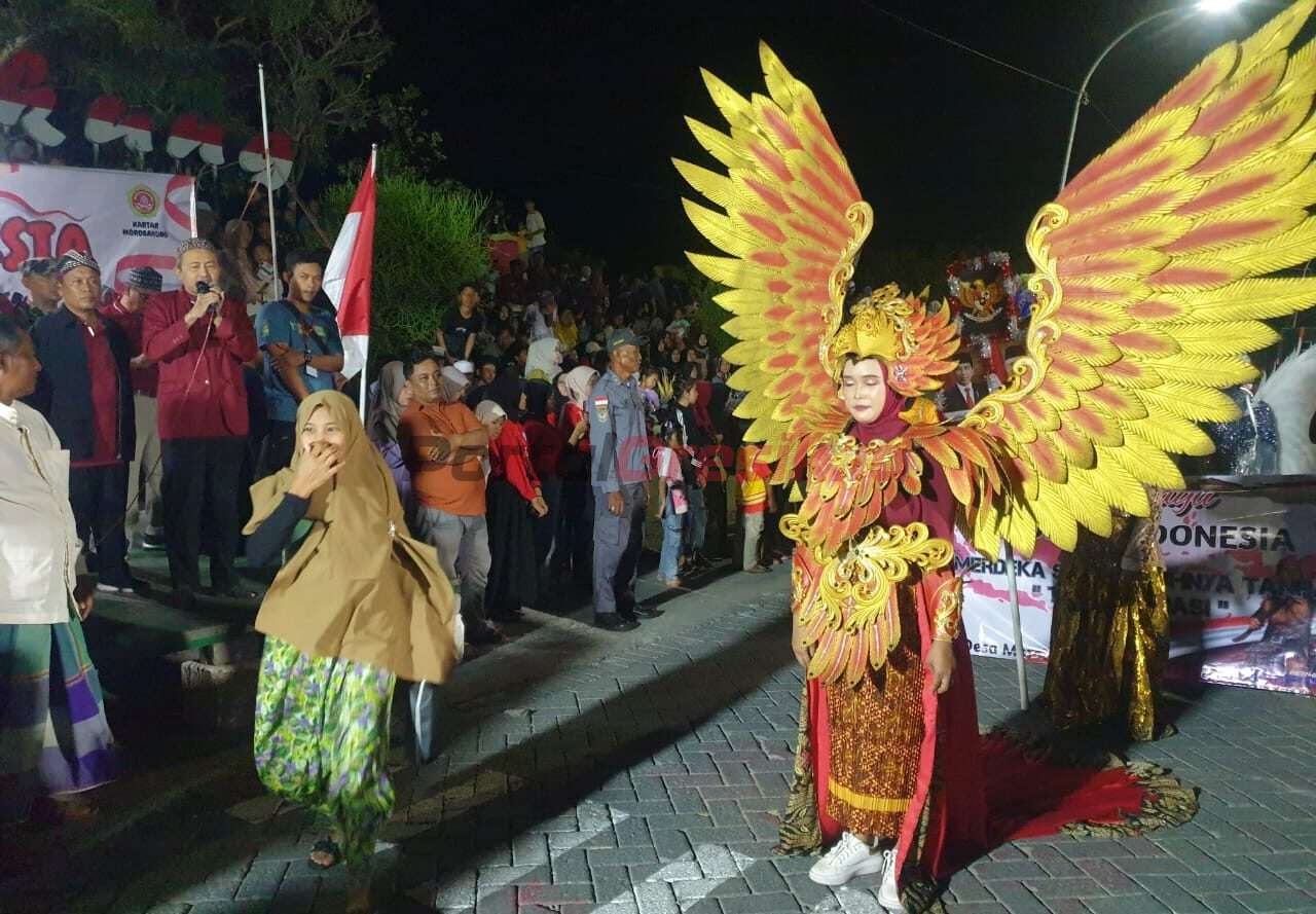 Pemerintah Desa Morobakung, Kecamatan Manyar, Kabupaten Gresik menggelar karnaval keliling kampung, Sabtu (31/8/2024) malam.