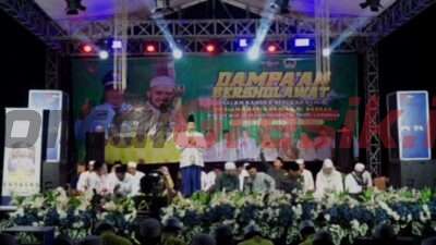 Kepala Desa Dampaan Cerme Suharsono bersama Habib Haidar bin Abdullah Alhaddad dan Camat Cerme Umar Hasyim di acara 'Dampaan Bersholawat'
