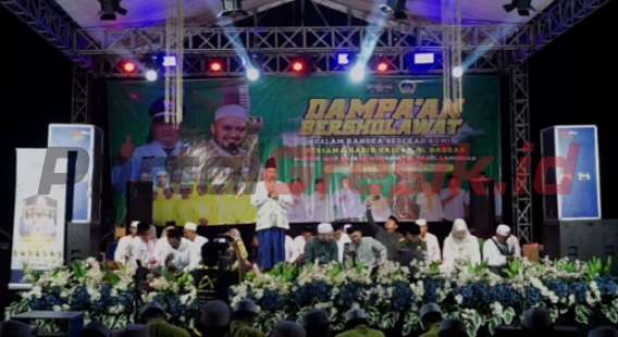 Kepala Desa Dampaan Cerme Suharsono bersama Habib Haidar bin Abdullah Alhaddad dan Camat Cerme Umar Hasyim di acara 'Dampaan Bersholawat'