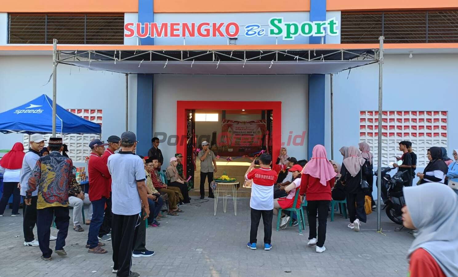 Pemerintah Desa Sumengko Kecamatan Duduksampeyan, Kabupaten Gresik saat meresmikan gedung olahraga (GOR) serbaguna Sumengko Be Sport, Minggu (1/9/2024) pagi.
