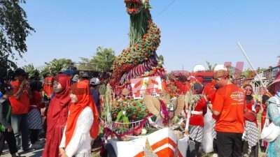 Kreatifitas Sedekah Bumi Desa Padeg, Tampilkan Tumpeng Raksasa Dirajut dari Hasil Bumi