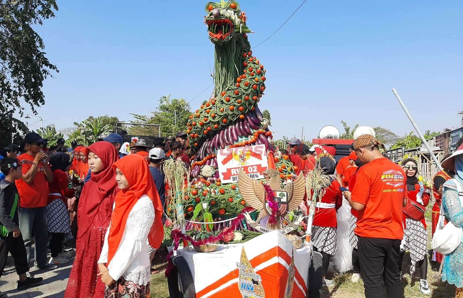 Kreatifitas Sedekah Bumi Desa Padeg, Tampilkan Tumpeng Raksasa Dirajut dari Hasil Bumi