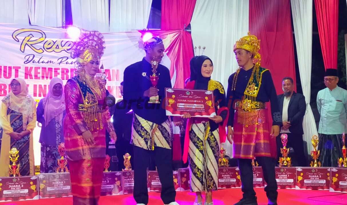 Puncak kegitan HUT Kemerdekaan Republik Indonesia ke-79 di alon-alon Desa Bungah kecamatan Bungah Gresik, Sabtu Malam (31/8/2024)