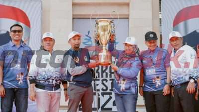 Kecamatan Gresik saat terima tropi juara umum pada gelaran Pekan Olahraga Kabupaten, Porkab Gresik tahun 2024