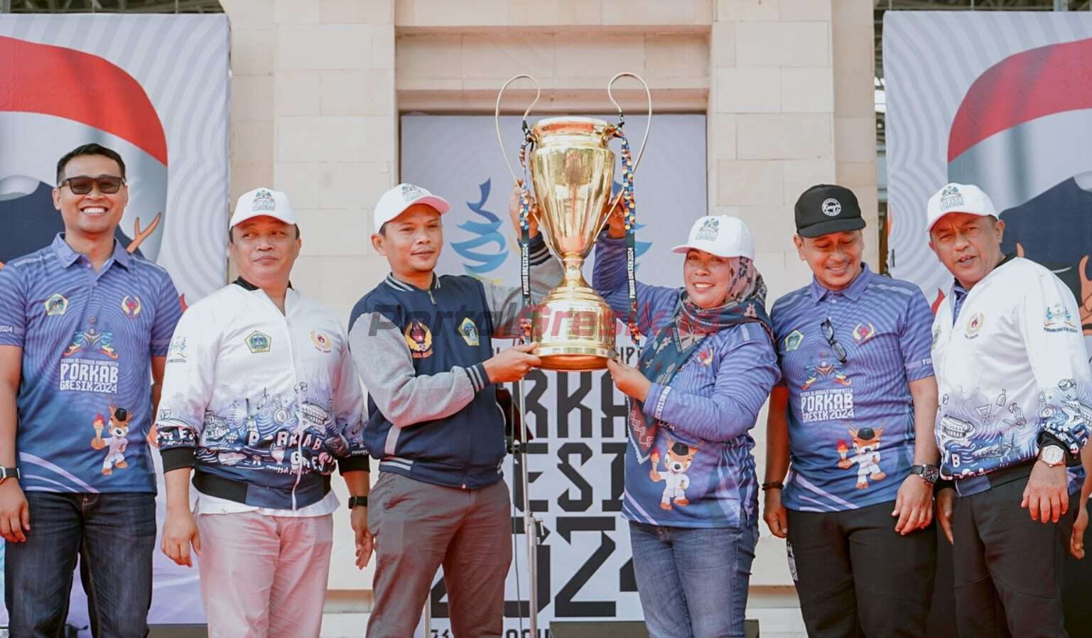 Kecamatan Gresik saat terima tropi juara umum pada gelaran Pekan Olahraga Kabupaten, Porkab Gresik tahun 2024