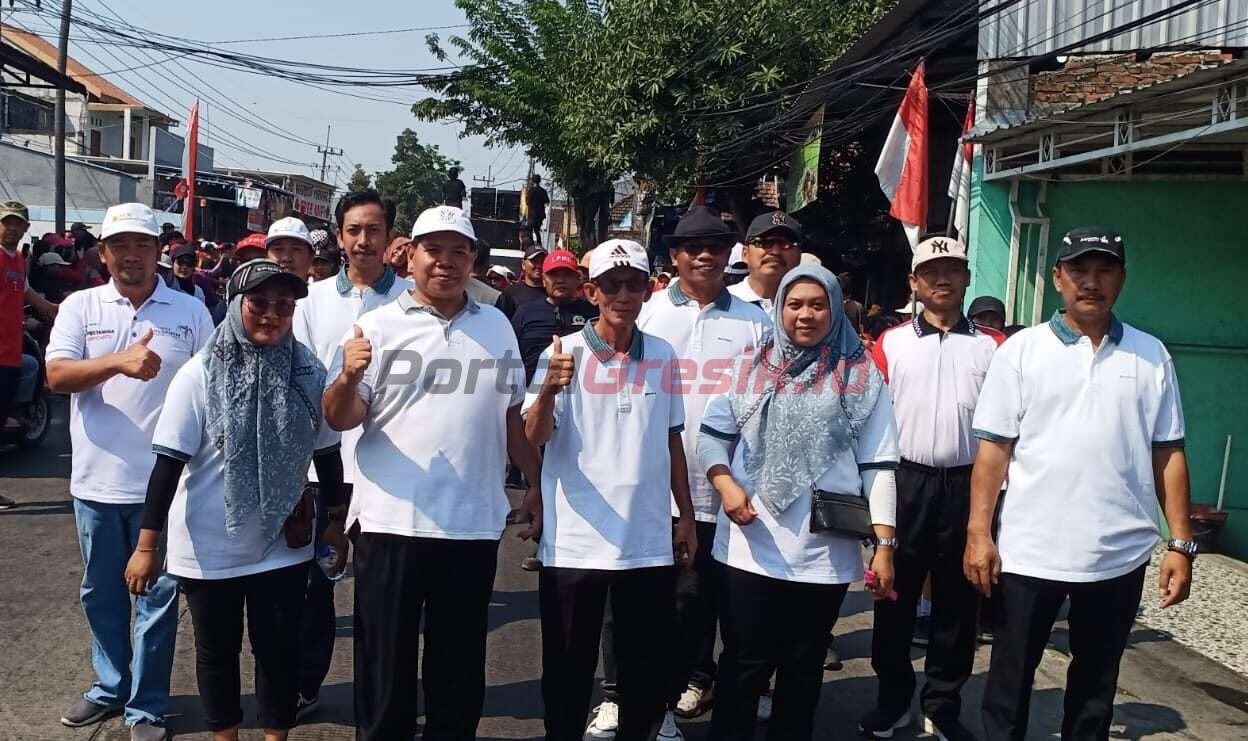 Kades Pelemwatu Sukayin (dua dari kiri) saat ikuti jalan sehat dengan latar belakang sound horeng.