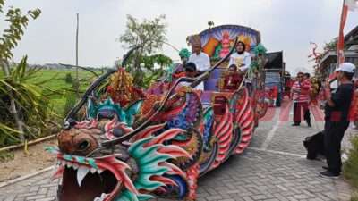 Kades Wonorejo, H. Roto bersama istri mengenakan baju adat Lampung