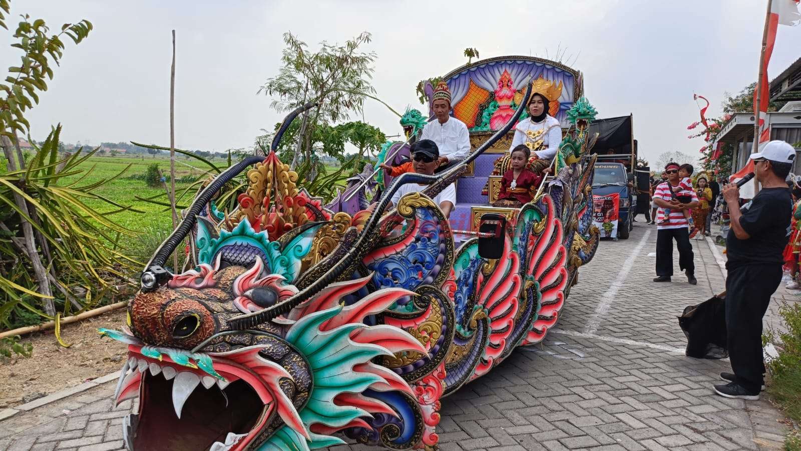 Kades Wonorejo, H. Roto bersama istri mengenakan baju adat Lampung