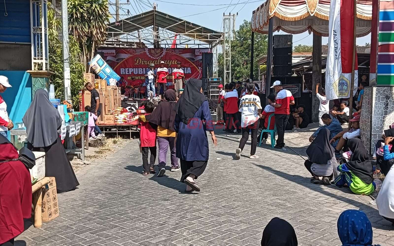 Jalan sehat dalam rangka memperingati HUT Kemerdekaan RI ke-79 yang diselenggarakan oleh Pemerintah Desa (Pemdes) Tanjungan, pada Minggu (1/9/2024).