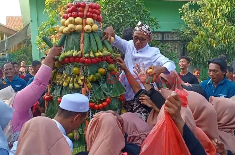 Kepala Desa Guranganyar Sariyadi (Pakai Blankon), Kecamatan Cerme, Kabupaten Gresik, Jawa Timur, saat bersama ribuan warga masyarakat menggelar kegiatan sedekah bumi, minggu(1/9/2024).