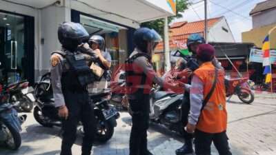 – Satuan Polres Gresik menggelar patroli di KPU dan berbagai lokasi strategis di Kota Gresik. Senin (02/09/2024).