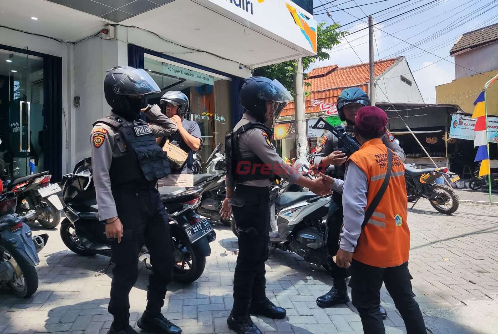 – Satuan Polres Gresik menggelar patroli di KPU dan berbagai lokasi strategis di Kota Gresik. Senin (02/09/2024).