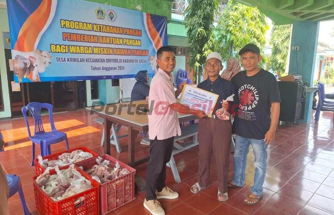 Kades Desa Krikilan Musa Sugiantoro saat Salurkan BLT Dana Desa Tahun 2024