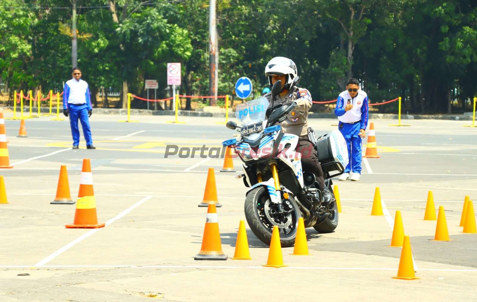 Pelatihan Safety Riding yang intensif Polres Gresik di Halaman Depan Gedung Serbaguna Tri Dharma Petrokimia Gresik, Senin (02/09/2024)