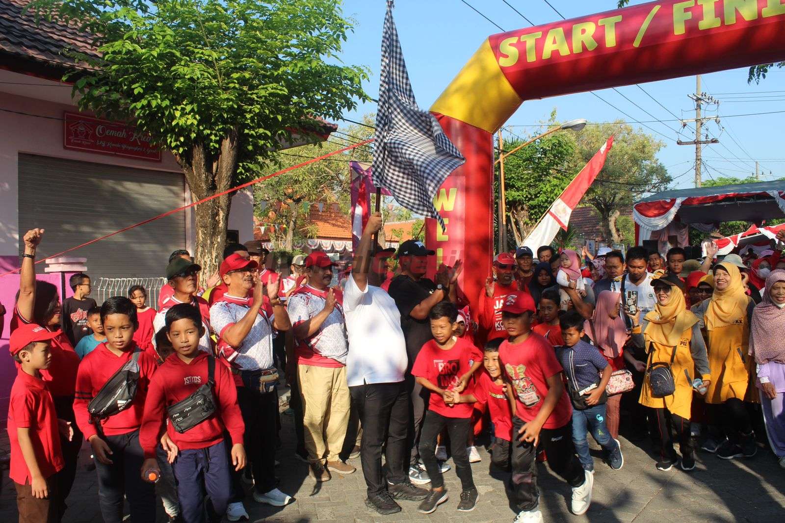 Jalan sehat Pemerintah Desa (Pemdes) Randuagung, Kecamatan Kebomas, Kabupaten Gresik peringati HUT Kemerdekaan RI ke 79, Minggu (1/9/2024).