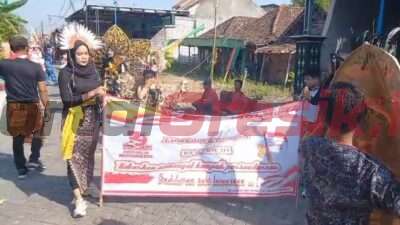 Ikuti Jalan Sehat dan Karnaval, Ribuan Warga Desa Lengkong Cerme Rebutkan Ratusan Doorprize Menarik