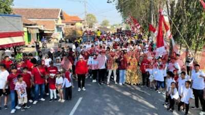 Jalan sehat Pemerintah Desa Belahanrejo Kecamatan Kedamean, Kabupaten Gresik, Jawa Timur memeriahkan Hari Ulang Tahun (HUT) ke 79 Kemerdekaan Republik Indonesia